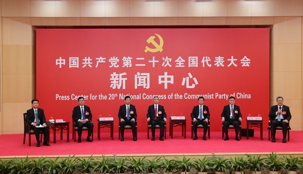 中央企業系統（在京）代表團吳燕生李紹杰代表走上“黨代表通道”接受采訪